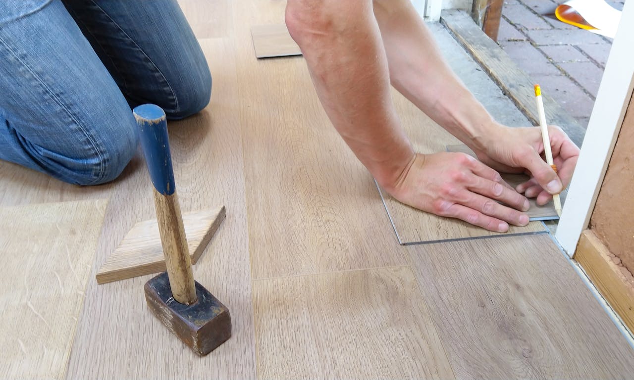 floor flooring hand man 1388944.jpeg